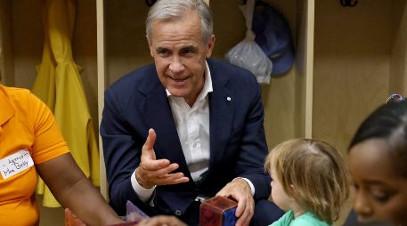 El primer ministro canadiense, Mark Carney, juega con niños en la guardería London French Day Care Centre en London, Ontario. AP/N. Osborne