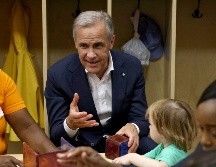 El primer ministro canadiense, Mark Carney, juega con niños en la guardería London French Day Care Centre en London, Ontario. AP/N. Osborne