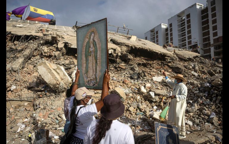 Personas oran junto al sacerdote Omar Pérez Gabino (d) durante un recorrido para acompañar a familiares, voluntarios y rescatistas de Venezuela. EFE/M. Gutiérrez