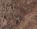 Imagen por satélite que muestra un tramo de una barrera de tierra construida por el ejército israelí, desde el lado derecho de la imagen y hacia abajo, en el centro de la Franja de Gaza, el 1 de julio de 2026. A la izquierda se ve el campo de refugiados de Maghazi, y al otro lado casas demolidas por el ejército. AP/Planet Labs PBC via AP)