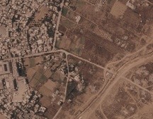 Imagen por satélite que muestra un tramo de una barrera de tierra construida por el ejército israelí, desde el lado derecho de la imagen y hacia abajo, en el centro de la Franja de Gaza, el 1 de julio de 2026. A la izquierda se ve el campo de refugiados de Maghazi, y al otro lado casas demolidas por el ejército. AP/Planet Labs PBC via AP)