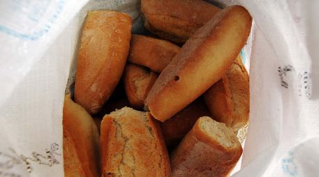 A pesar de las recomendaciones nutricionales, el bolillo mantiene un valor cultural difícil de reemplazar. ESPECIAL/Canva
