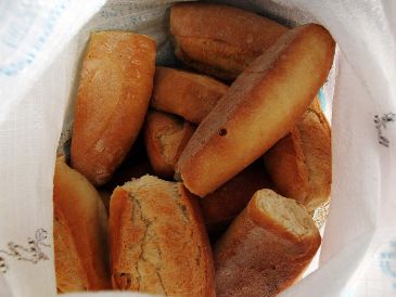 A pesar de las recomendaciones nutricionales, el bolillo mantiene un valor cultural difícil de reemplazar. ESPECIAL/Canva