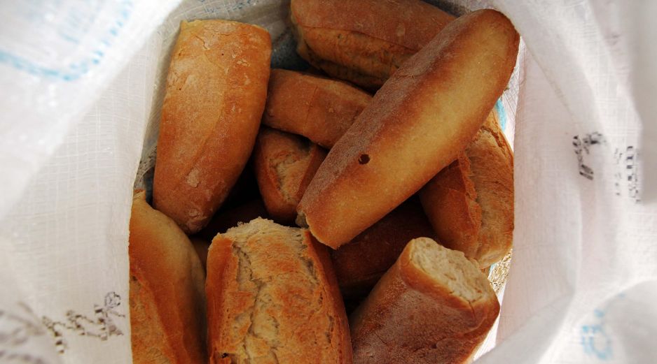 A pesar de las recomendaciones nutricionales, el bolillo mantiene un valor cultural difícil de reemplazar. ESPECIAL/Canva