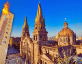 Resulta fundamental evitar la exposición prolongada a los rayos del sol, sobre todo en la franja horaria que va entre las 11:00 y las 16:00 horas, para prevenir golpes de calor. ESPECIAL / CANVA