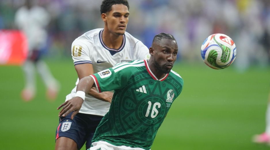 Durante una sesión de tatuaje, el goleador de la Selección Mexicana, Julián Quiñones, reaccionó a su cambio en el partido ante Inglaterra. IMAGO 7