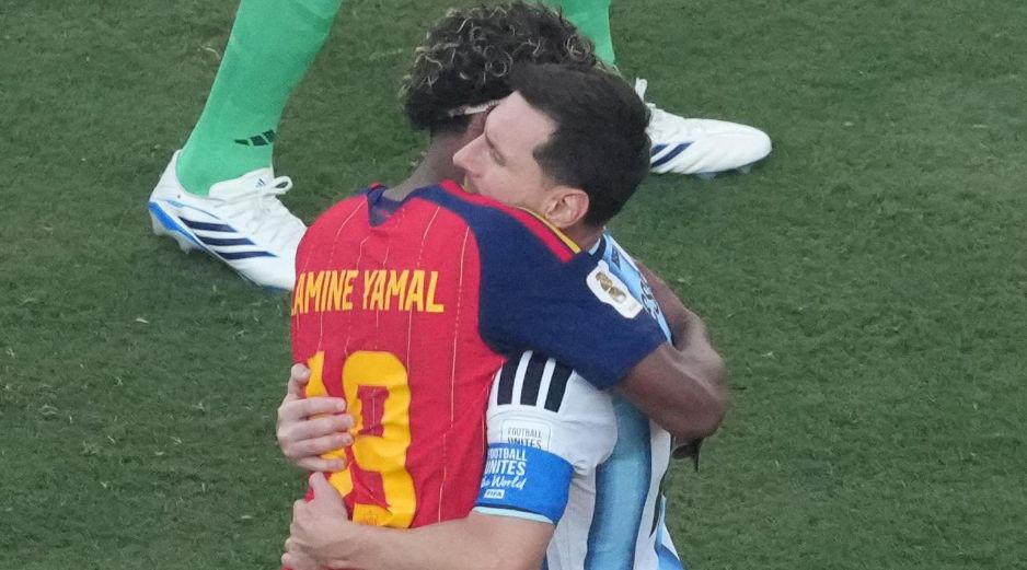 Un joven Messi posó bañando a un bebé de seis meses que terminaría siendo su sucesor futbolístico: Lamine Yamal. EFE / ARCHIVO