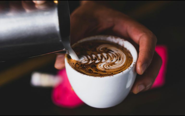 Conoce cómo la cafeína afecta el ritmo circadiano y descubre la hora límite ideal para tomar café, garantizando noches de sueño profundo y mañanas llenas de energía. Unsplash