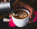 Conoce cómo la cafeína afecta el ritmo circadiano y descubre la hora límite ideal para tomar café, garantizando noches de sueño profundo y mañanas llenas de energía. Unsplash