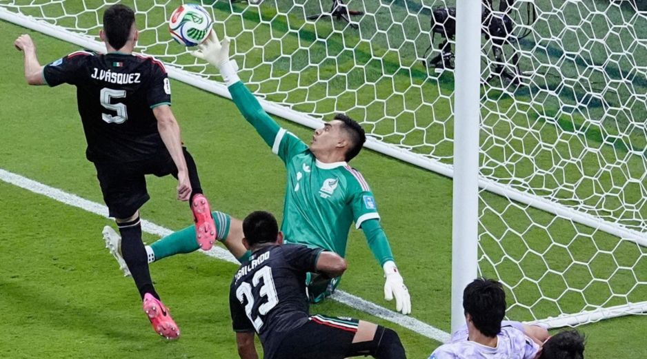 Raul Rangel realiza una de sus grandes atajadas del Mundial frente a Corea del Sur. IMAGO7 / ARCHIVO