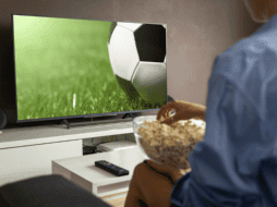 Descubre si los encuentros dominicales de la Liga MX estarán disponibles por TV abierta o plataformas digitales. ESPECIAL/Canva