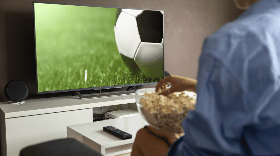 Descubre si los encuentros dominicales de la Liga MX estarán disponibles por TV abierta o plataformas digitales. ESPECIAL/Canva