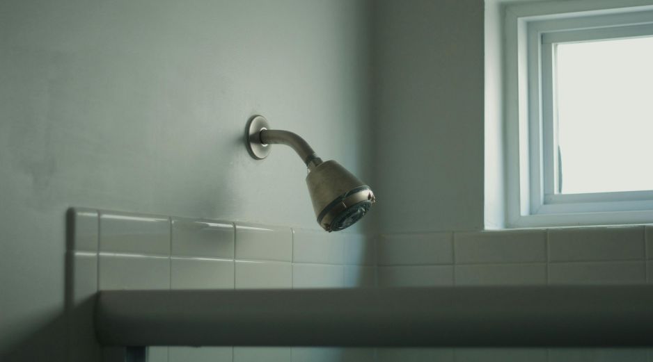 El sarro en la regadera  incrementa la resistencia interna del accesorio, obligando al usuario a prolongar el tiempo de baño. UNSPLASH / N. DEFIESTA