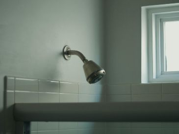El sarro en la regadera  incrementa la resistencia interna del accesorio, obligando al usuario a prolongar el tiempo de baño. UNSPLASH / N. DEFIESTA