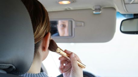 Además de recurrir a esta técnica de maquillaje, mantener buenos hábitos de descanso y cuidado de la piel puede mejorar la apariencia de las ojeras a largo plazo. ESPECIAL