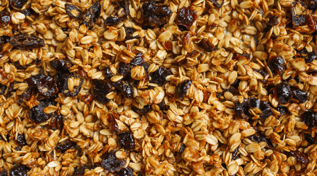 Aunque la granola no es un alimento perjudicial, siempre es mejor consumirla en bajas porciones. ESPECIAL/Canva