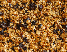 Aunque la granola no es un alimento perjudicial, siempre es mejor consumirla en bajas porciones. ESPECIAL/Canva
