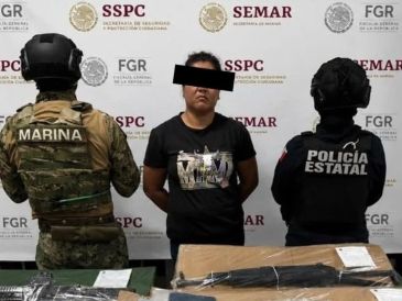 En una primera intervención las fuerzas de seguridad capturaron a Yanet "N", además de asegurar armamento, droga y cargadores. ESPECIAL/Fiscalía de Colima