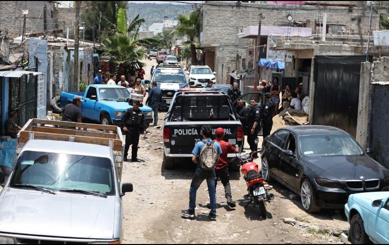 La captura de los dos presuntos ladrones de autos culminó en el cruce de la calle Nogal y Volcán Fujiyama. ESPECIAL
