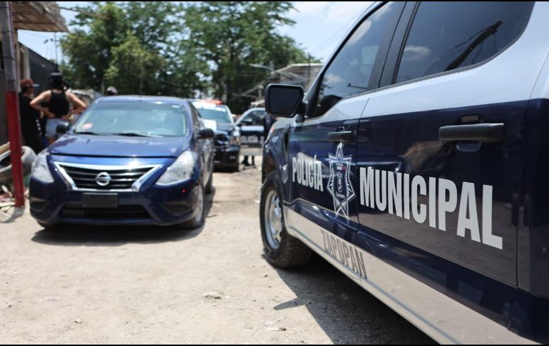 La captura de los dos presuntos ladrones de autos culminó en el cruce de la calle Nogal y Volcán Fujiyama. ESPECIAL