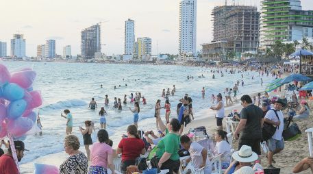 Mazatlán. Las autoridades buscan garantizar la limpieza de instalaciones turísticas y playas. ESPECIAL