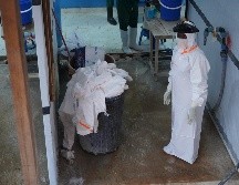 Un trabajador sanitario en un centro de tratamiento de ébola en Bunia, República Democrática del Congo. AP/ P. Heri