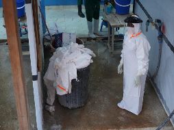 Un trabajador sanitario en un centro de tratamiento de ébola en Bunia, República Democrática del Congo. AP/ P. Heri