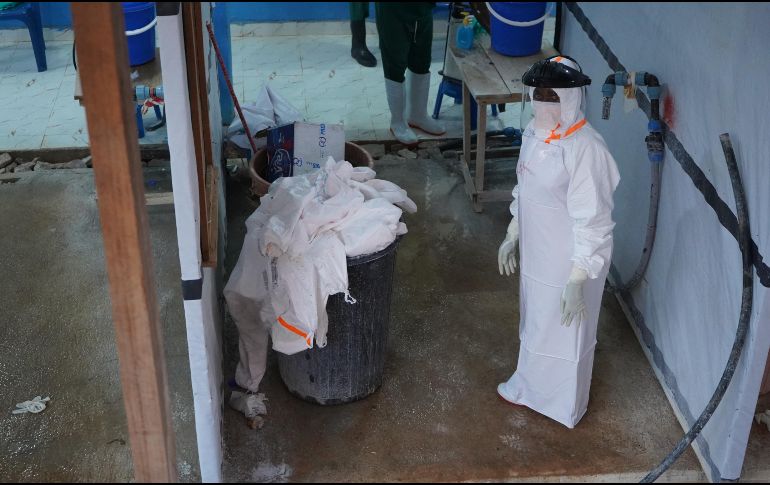Un trabajador sanitario, en un centro de tratamiento de ebola en Bunia, República Democrática del Congo. AP/ P. Heri