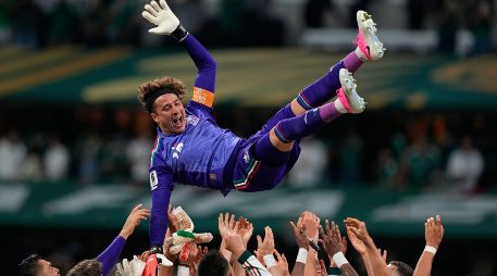Memo Ochoa a lo largo de 22 años, se consolidó como un referente indiscutible tanto en el Club América como en el futbol europeo. AP / ARCHIVO