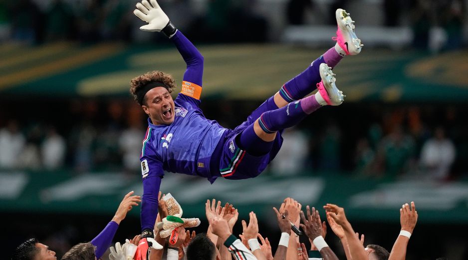 Memo Ochoa a lo largo de 22 años, se consolidó como un referente indiscutible tanto en el Club América como en el futbol europeo. AP / ARCHIVO