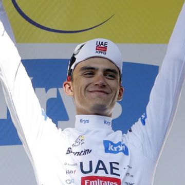 Isaac del Toro mantiene una ventaja de 20 segundos sobre el francés Paul Seixas, quien será su principal rival en la lucha por el tercer lugar durante el recorrido por los Alpes. EFE / G. Horcajuelo