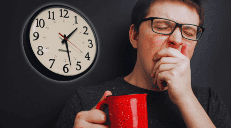 Durante la semana laboral, las personas suelen acumular una deuda de sueño significativa debido a las incesantes exigencias profesionales y las múltiples responsabilidades personales diarias. ESPECIAL / CANVA