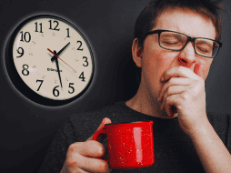 Durante la semana laboral, las personas suelen acumular una deuda de sueño significativa debido a las incesantes exigencias profesionales y las múltiples responsabilidades personales diarias. ESPECIAL / CANVA