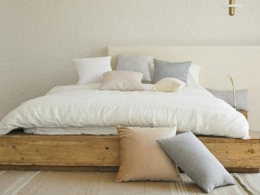las almohadas absorben diariamente humedad proveniente de los aceites naturales de la piel. UNSPLASH / DECONOVO