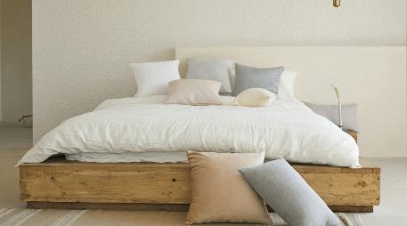las almohadas absorben diariamente humedad proveniente de los aceites naturales de la piel. UNSPLASH / DECONOVO