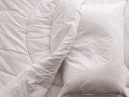 Descubre cada cuánto cambiar las almohadas y las señales que indican el fin de su vida útil para garantizar un descanso reparador y evitar alergias. ESPECIAL/Canva