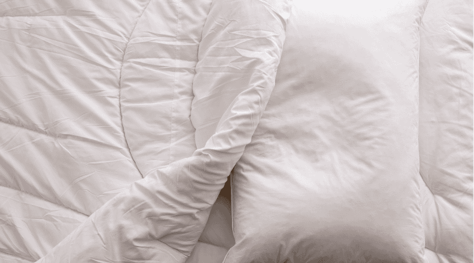 Descubre cada cuánto cambiar las almohadas y las señales que indican el fin de su vida útil para garantizar un descanso reparador y evitar alergias. ESPECIAL/Canva