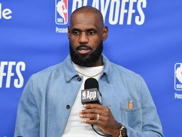 LeBron James definirá su futuro tras dejar a los Lakers y tres franquicias parten como favoritas para ficharlo. AFP/ ARCHIVO.