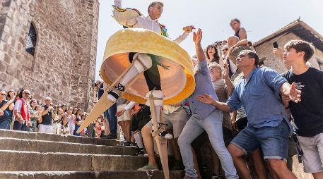 La danza sobre zancos no es exclusiva de España; es una expresión cultural compartida a nivel global que ha ganado reconocimiento internacional. EFE / R. Manzanares