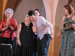 Entrega de un reconocimiento a la Maestra Sonia Salcedo por su aporte a la educación artística en Jalisco, en 2024. CORTESÍA