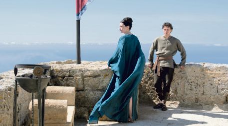 En la escena aparecen Anne Hathaway interpretando a Penélope y Tom Holland como su hijo Telémaco. CORTESÍA