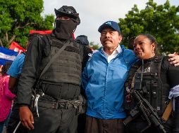 Policías nicaragüenses se toman una foto con el presidente Daniel Ortega en Masaya, Nicaragua, el 13 de julio del 2018. AP/C. Venegas