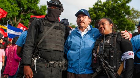 Policías nicaragüenses se toman una foto con el presidente Daniel Ortega en Masaya, Nicaragua, el 13 de julio del 2018. AP/C. Venegas