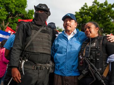 Policías nicaragüenses se toman una foto con el presidente Daniel Ortega en Masaya, Nicaragua, el 13 de julio del 2018. AP/C. Venegas