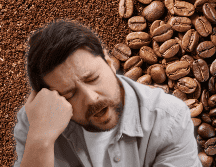 El principal responsable del efecto estimulante del café es la cafeína, una sustancia que bloquea temporalmente la acción de la adenosina, un compuesto químico del cerebro que se acumula durante el día y favorece la sensación de sueño. CANVA