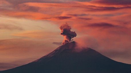Emisión continua de vapor y gases en el volcán Popocatépetl, bajo permanente monitoreo del Cenapred en Amarillo Fase 2. NTX / ARCHIVO