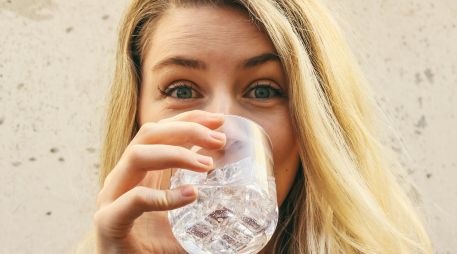Cambiar las bebidas azucaradas por alternativas funcionales aporta múltiples beneficios. UNSPLASH / G. TROVATO