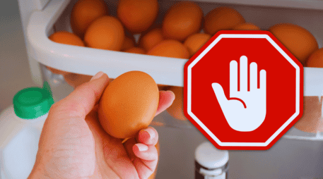 Los huevos frescos representan otro producto delicado que frecuentemente termina acomodado en las bandejas integradas de la puerta. ESPECIAL / CANVA