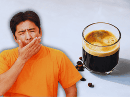 Alternar cada taza con un vaso de agua y evitar los azúcares añadidos es la mejor estrategia para prevenir este paradójico cansancio. ESPECIAL / CANVA