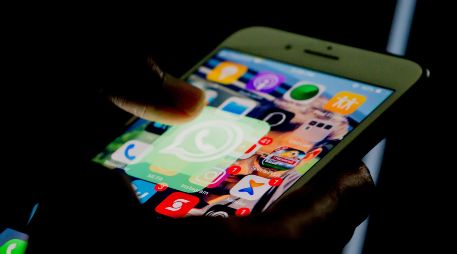 Si una persona no te tiene agregada a WhatsApp recuerda respetar esa decisión. UNSPLASH / R. PATEL